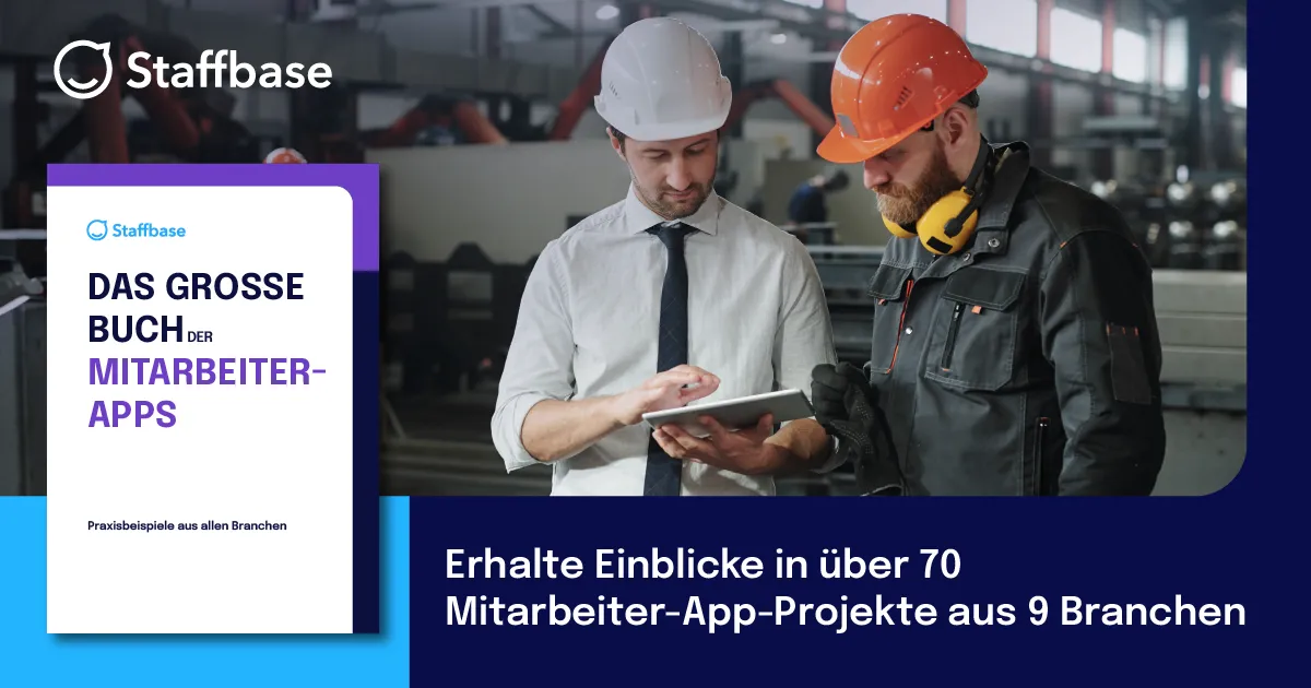 Zwei Männer mit Schutzhelmen in einer Fabrikhalle betrachten ein Tablet. Links daneben ein Staffbase-Banner mit dem Titel ‚Das große Buch der Mitarbeiter-Apps – Praxisbeispiele aus allen Branchen‘. Darunter der Hinweis: ‚Erhalte Einblicke in über 70 Mitarbeiter-App-Projekte aus 9 Branchen‘.