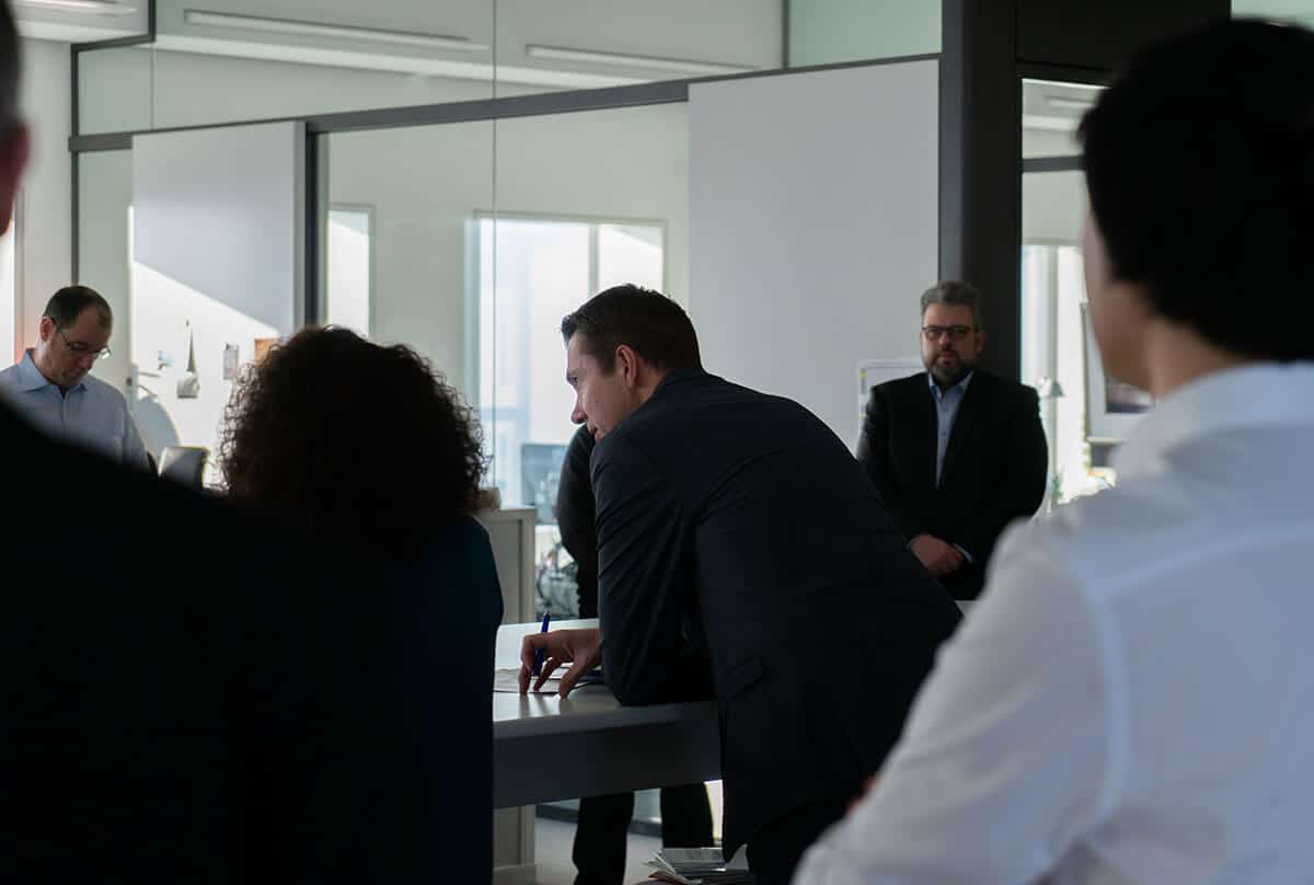 Ralf Drescher während einer Newsroom-Konferenz in der Deutschen Bank