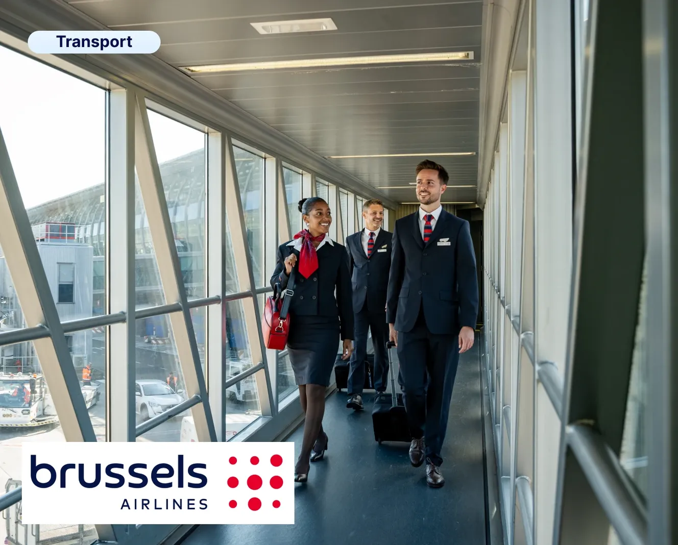 Trois membres d'équipage Brussels Airlines en uniforme marchent dans une passerelle d'aéroport, illustrant le cas client Staffbase dans le secteur du transport