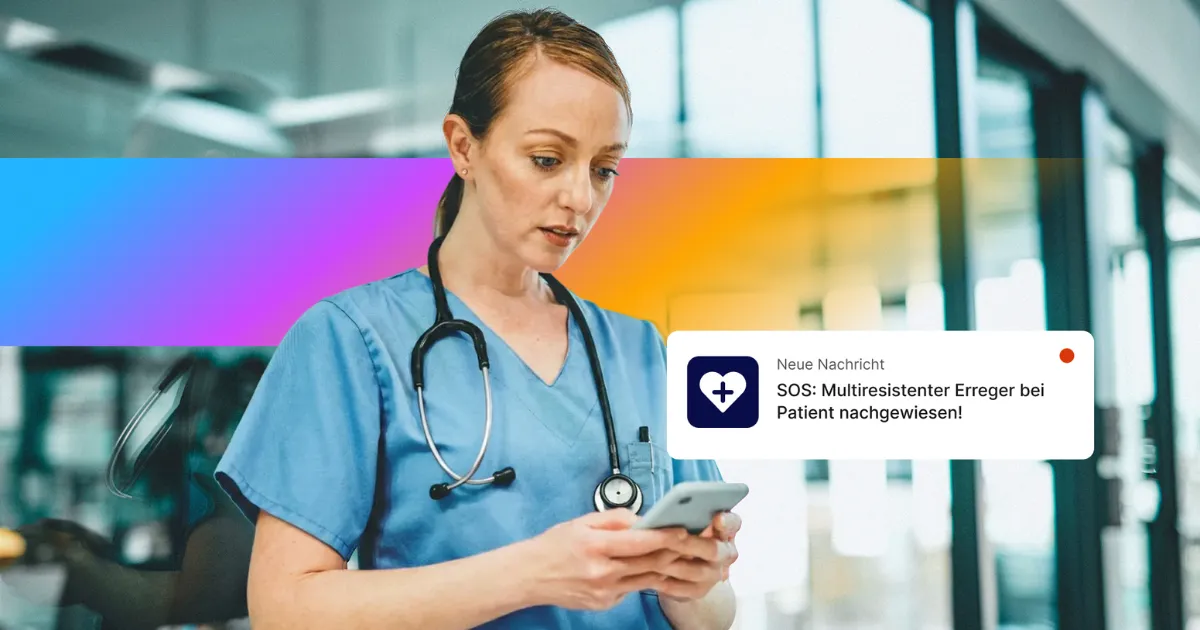 Pflegekraft in blauer Arbeitskleidung liest eine dringende Push-Benachrichtigung von ihrer Mitarbeiter-App in einer Klinik.