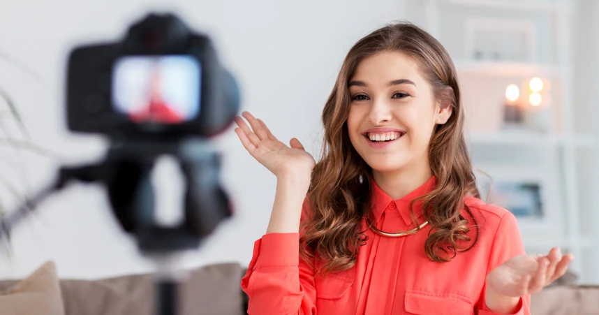 Frau wird mit Kamera gefilmt für ein Video in der internen Kommunikation