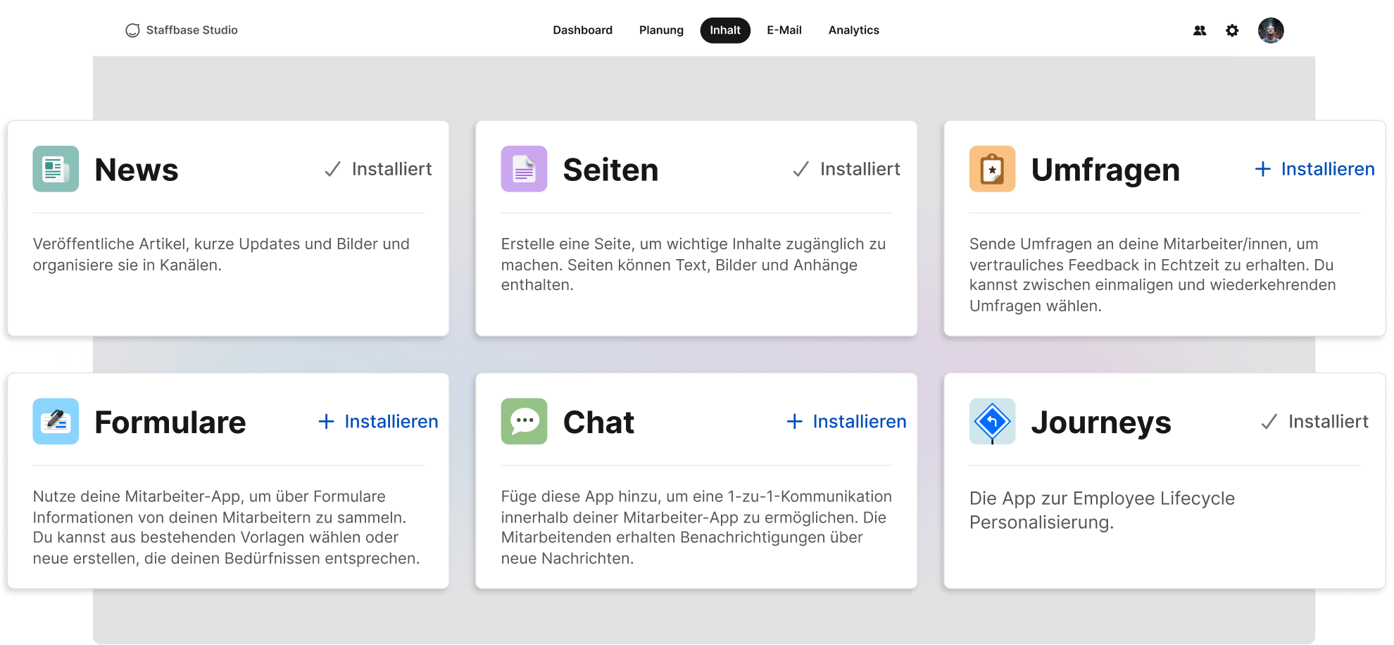 Screenshot des Backend-Dashboards von Staffbase Studio, das verschiedene Module wie "News", "Seiten", "Umfragen", "Formulare", "Chat" und "Journeys" auflistet. Die Module können installiert oder sind bereits installiert.