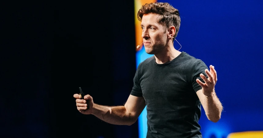 Martin Böhringer auf der Bühne der Voices 2025 in Berlin