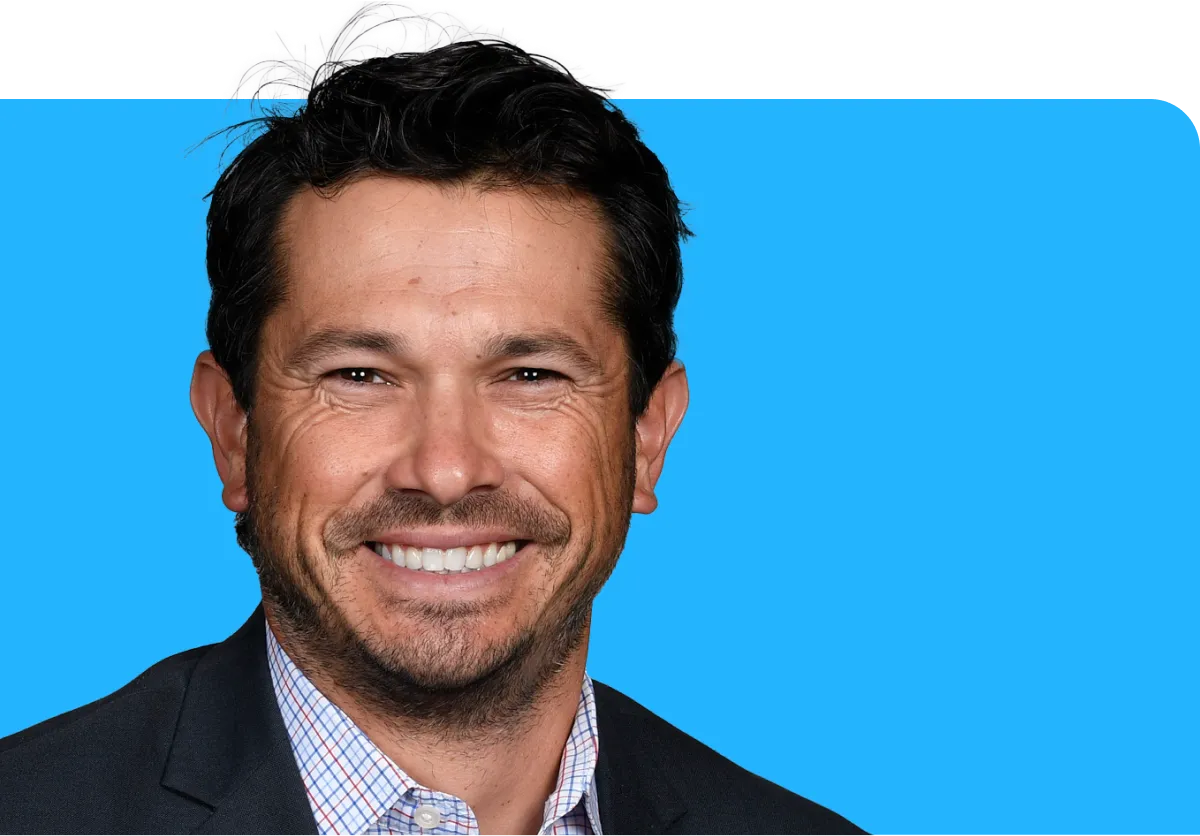 The best part is that we can now track reading times. This provides us with valuable insights into how long our employees take to read our emails. Based on this, we’ve adjusted the style and length of the emails we send.”Smiling man with dark hair and a beard, wearing a checkered shirt and dark jacket, against a bright blue background.