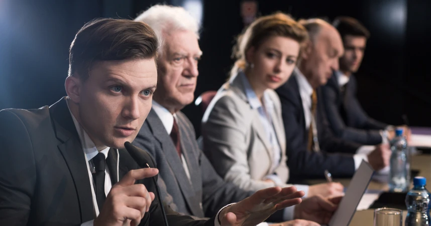 Foto von einer Pressekonferenz als Beispiel für einen Kanal in der Krisenkommunikation